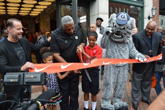 cumpleaños libertad adoptar Coach John Thompson, Jr., Honored at Nike Georgetown Debut | The  Georgetowner