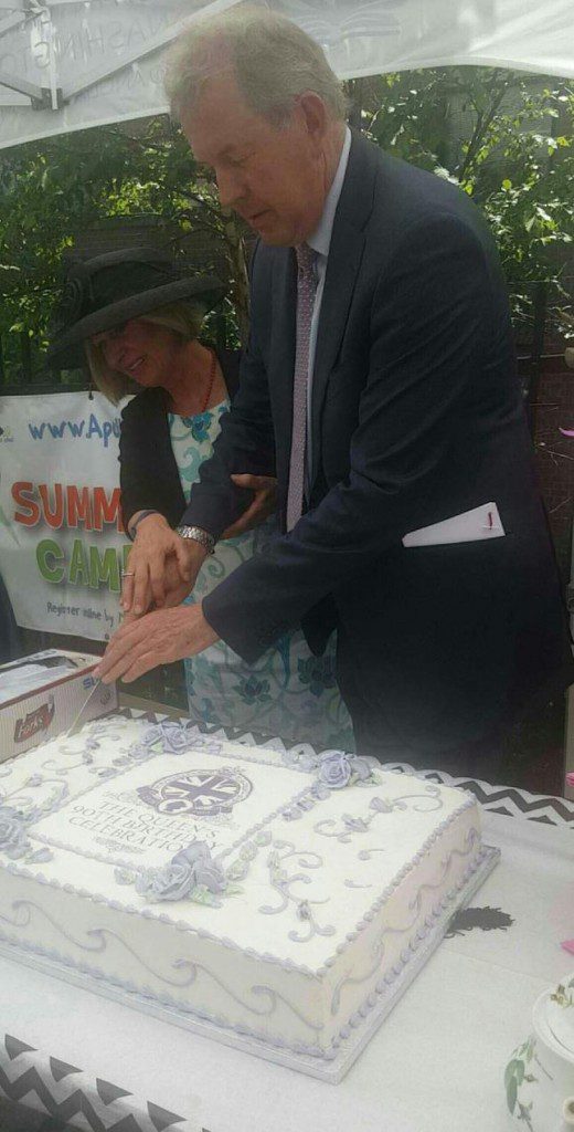 Ambassador Kim Darroch and his wife, Vanessa, cut the cake.